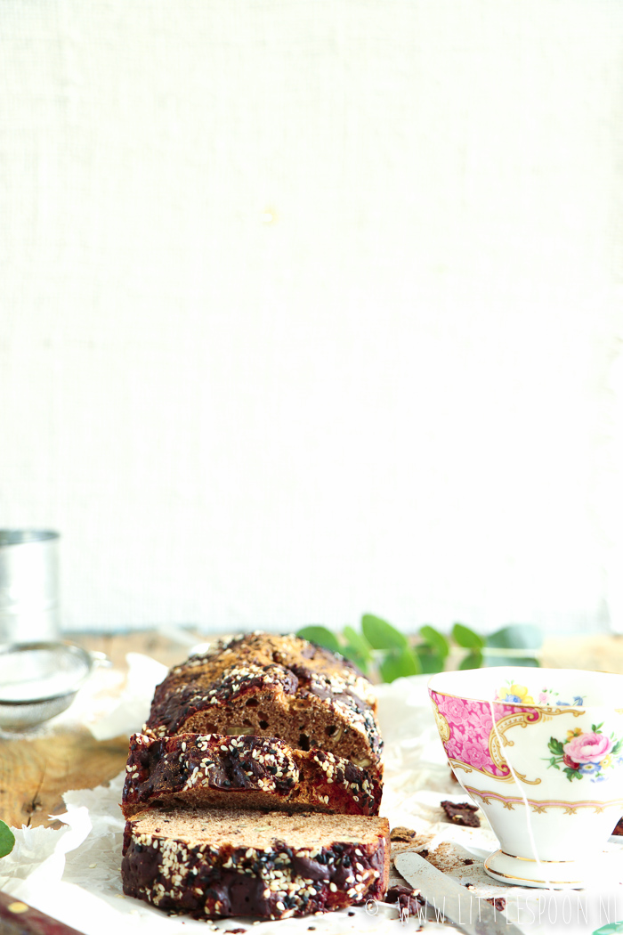 Bananenbrood met kaneel, sesam en pure chocolade