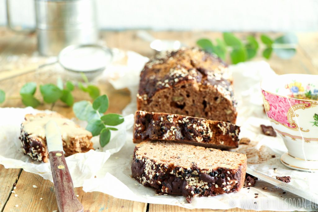 Bananenbrood met kaneel, sesam en pure chocolade