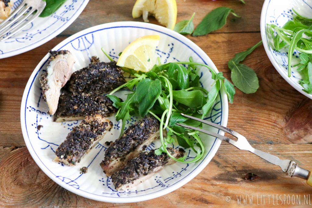 Kip gevuld met zwarte olijventapenade