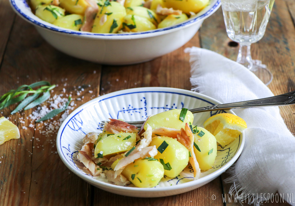 Aardappelsalade met gerookte forel en dragon