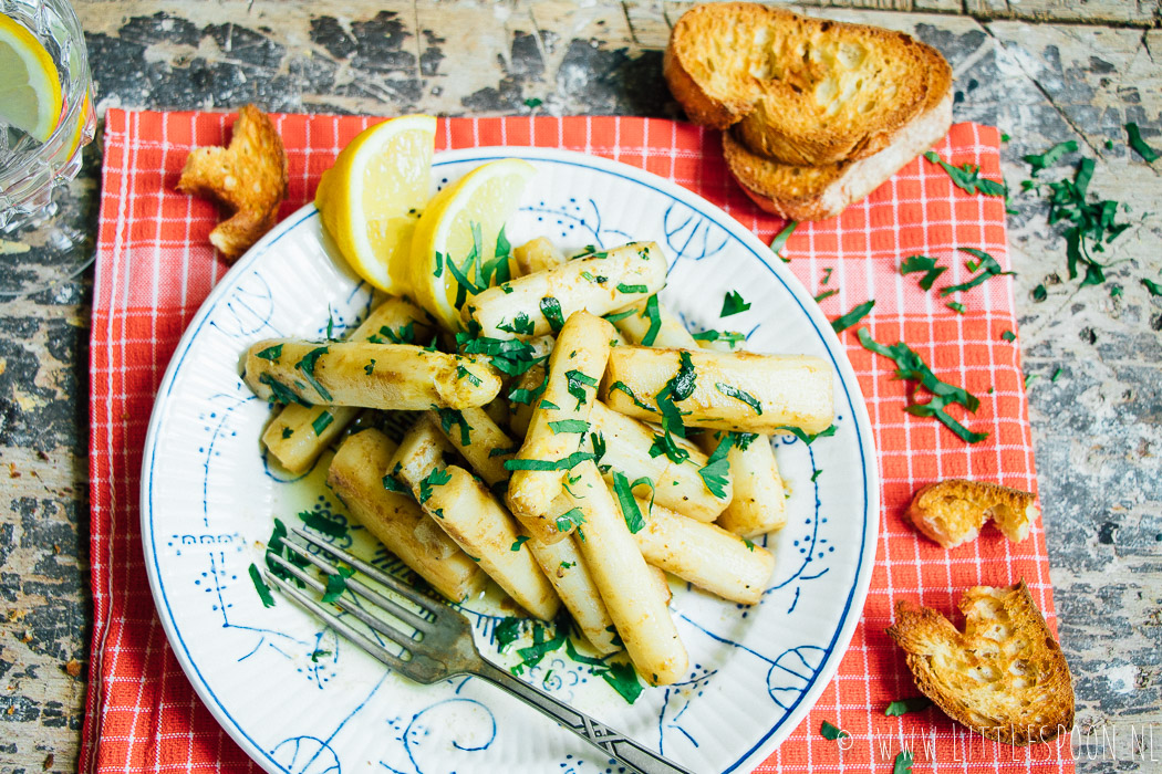 Gewokte witte asperges met anjovisolie