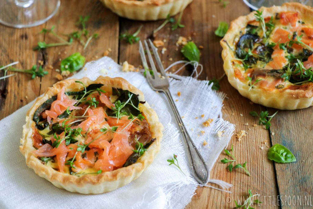 Mini quiche met gerookte zalm, spinazie en basilicum