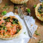 Mini quiche met gerookte zalm, spinazie en basilicum