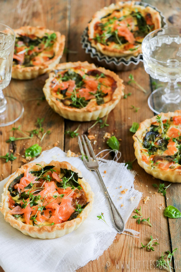 Mini quiche met gerookte zalm, spinazie en basilicum