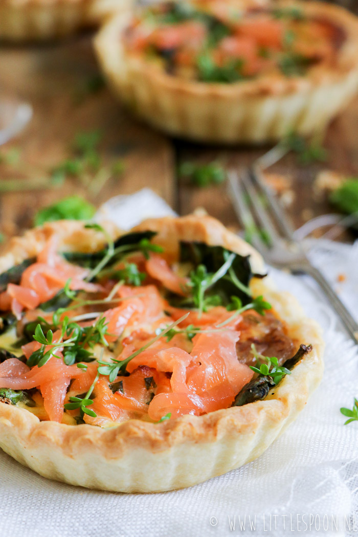 Mini quiche met gerookte zalm, spinazie en basilicum