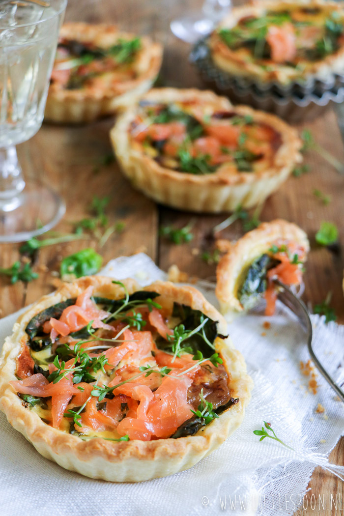 Mini quiche met gerookte zalm, spinazie en basilicum