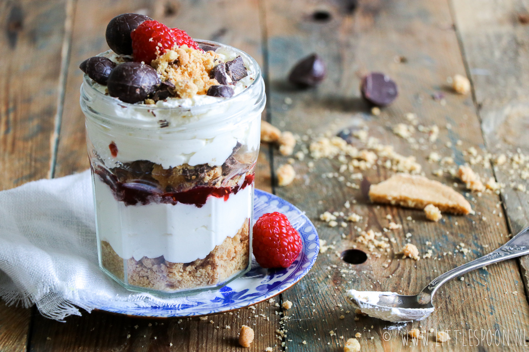 Trifle met paaseitjes en koekkruimels