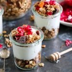 Yoghurt met krokante muesli en pure chocolade