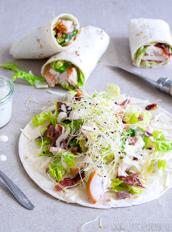 Caesar salad wrap met gerookte kip