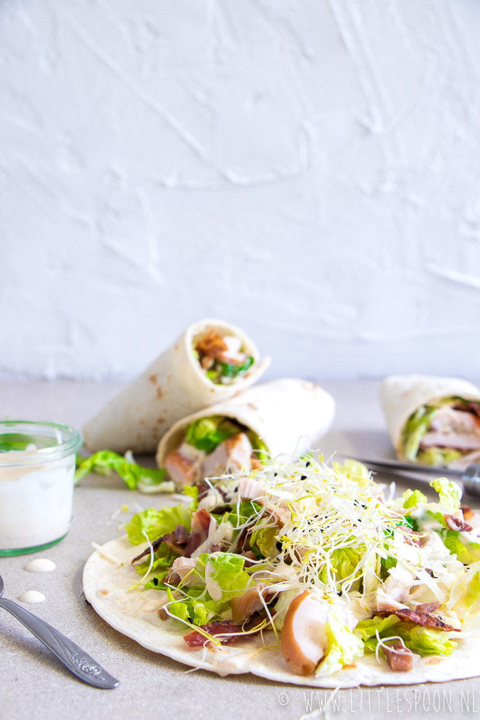 Caesar salad wrap met gerookte kip