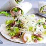 Caesar salad wrap met gerookte kip