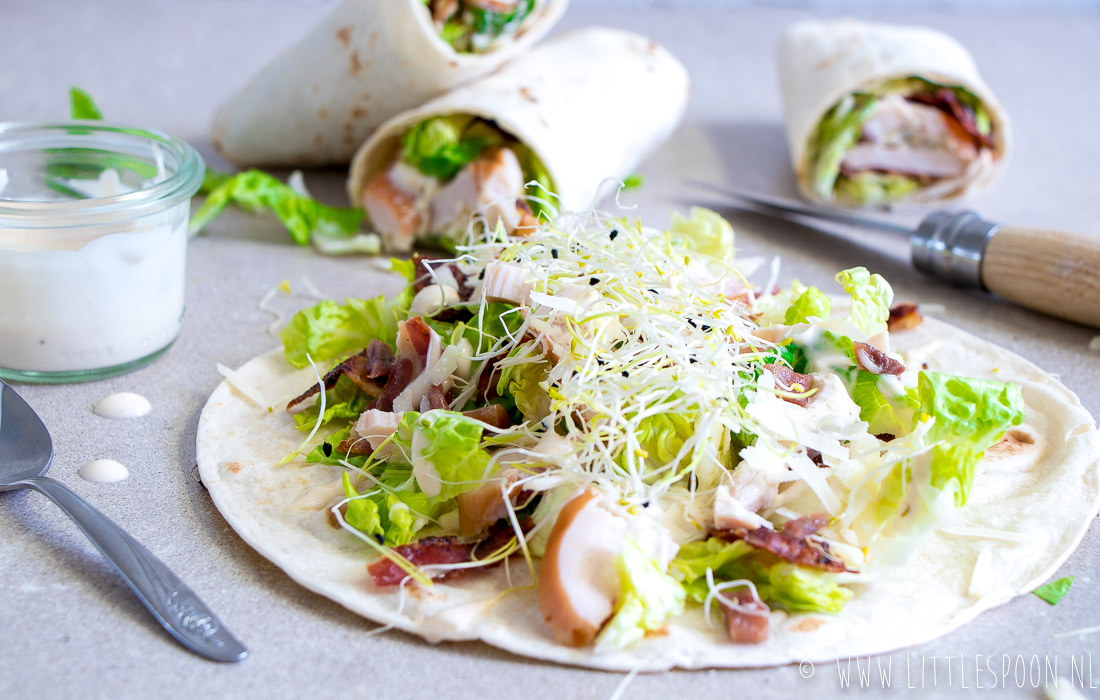 Caesar salad wrap met gerookte kip