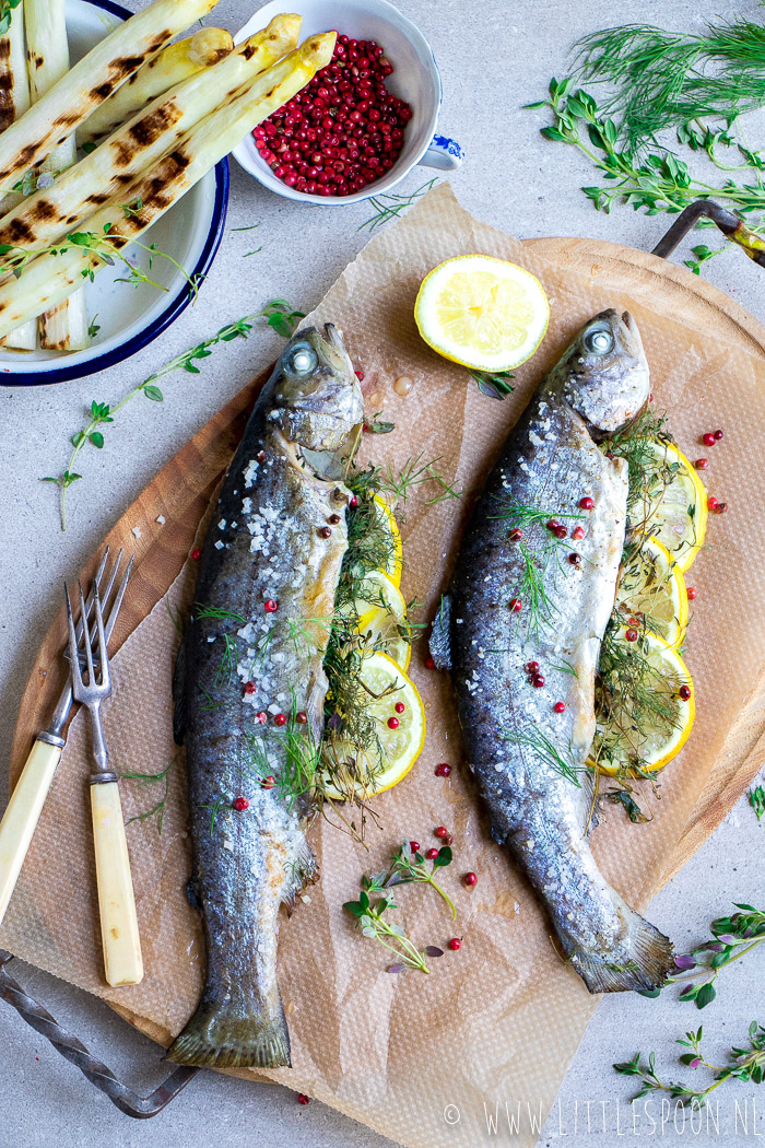 Hele forel van de grill