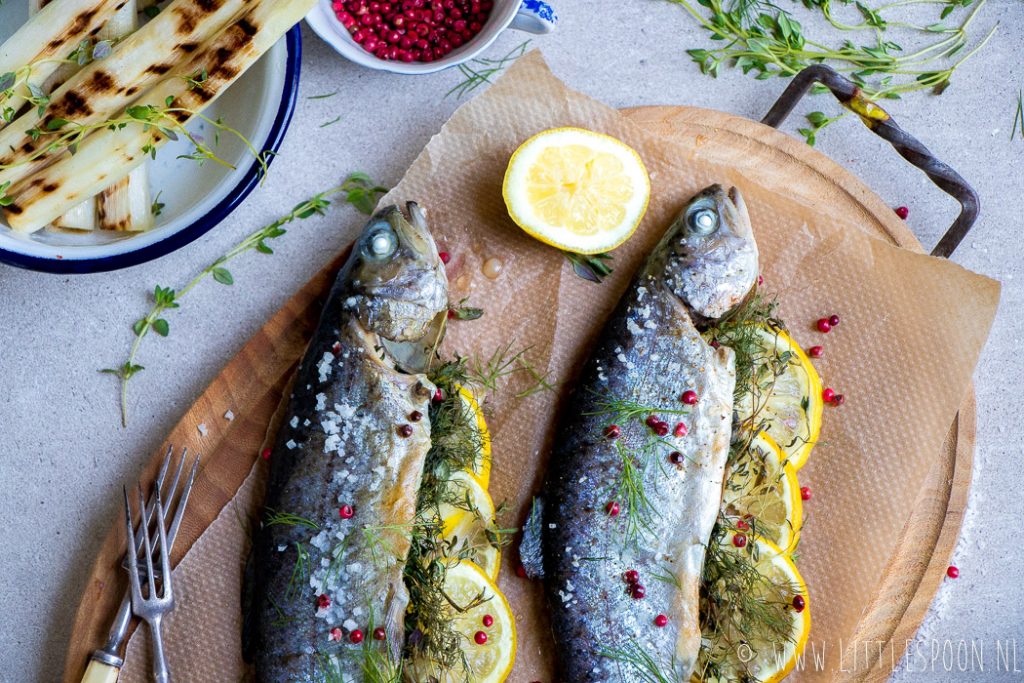 Hele forel van de grill