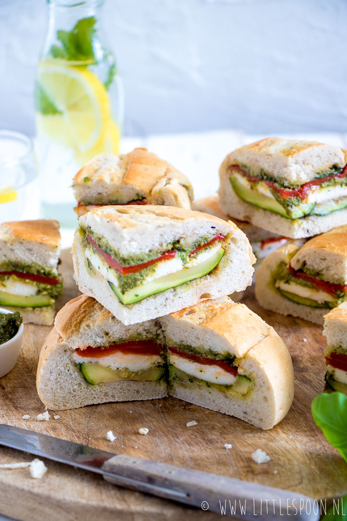 Gevuld picknickbrood met mozzarella, pesto en gegrilde groente