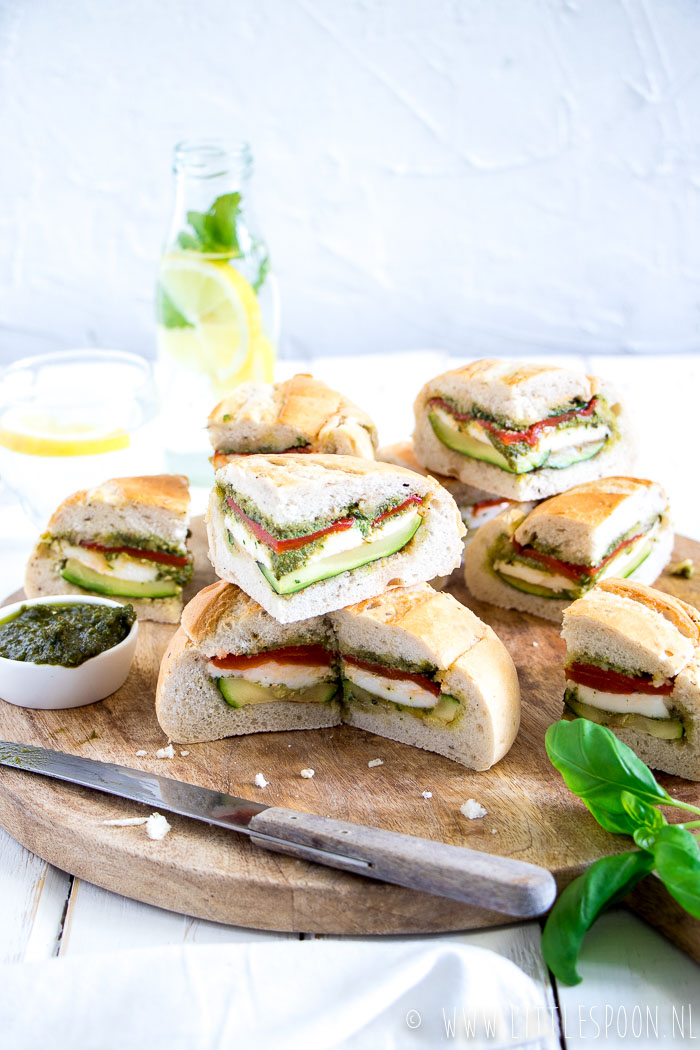 Gevuld picknickbrood met mozzarella, pesto en gegrilde groente