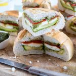 Gevuld picknickbrood met mozzarella, pesto en gegrilde groente