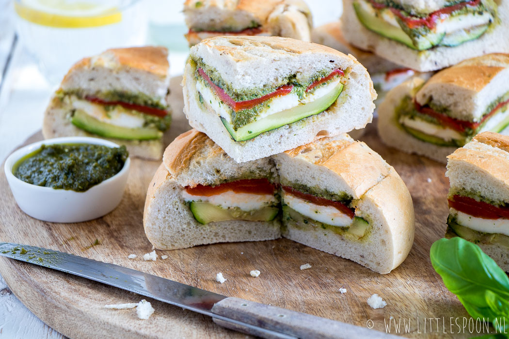 Gevuld picknickbrood met mozzarella, pesto en gegrilde groente