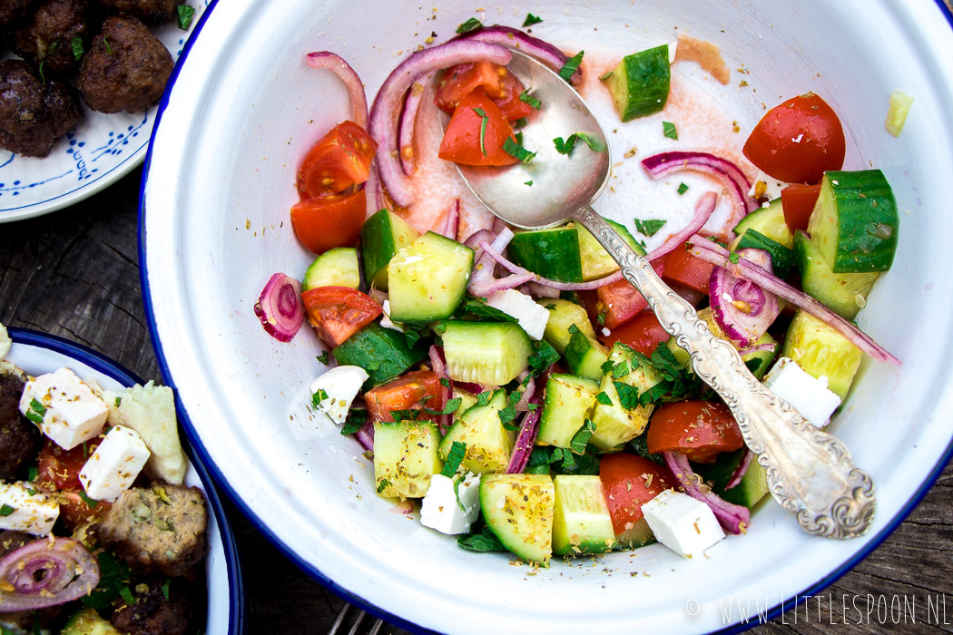 Griekse gehaktballetjes met platbrood en salade