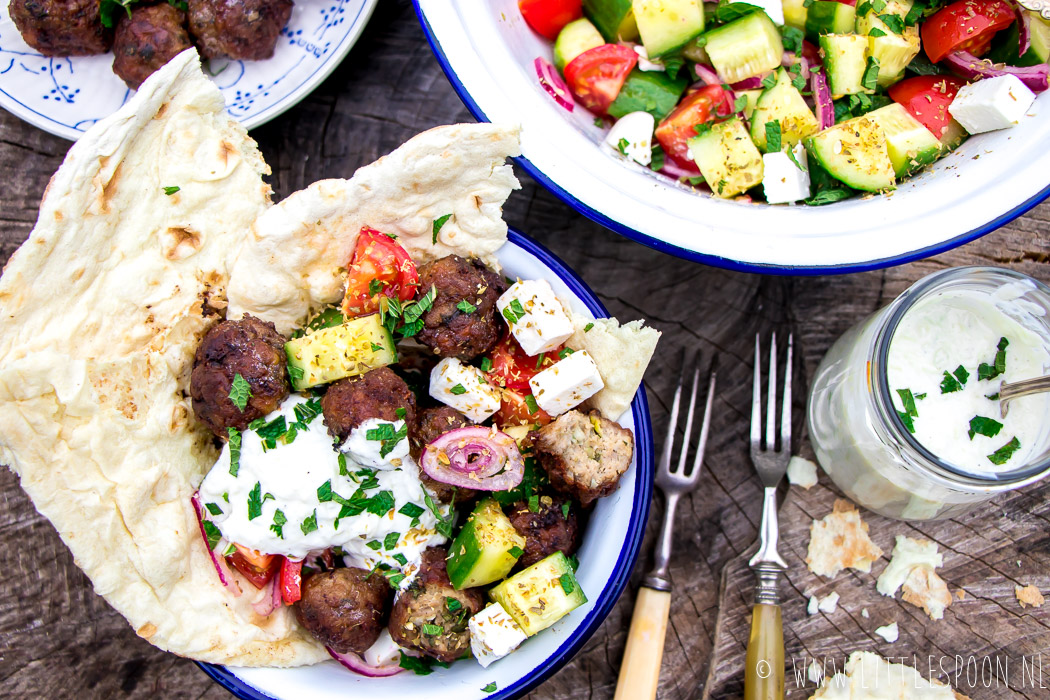 Griekse gehaktballetjes met platbrood en salade