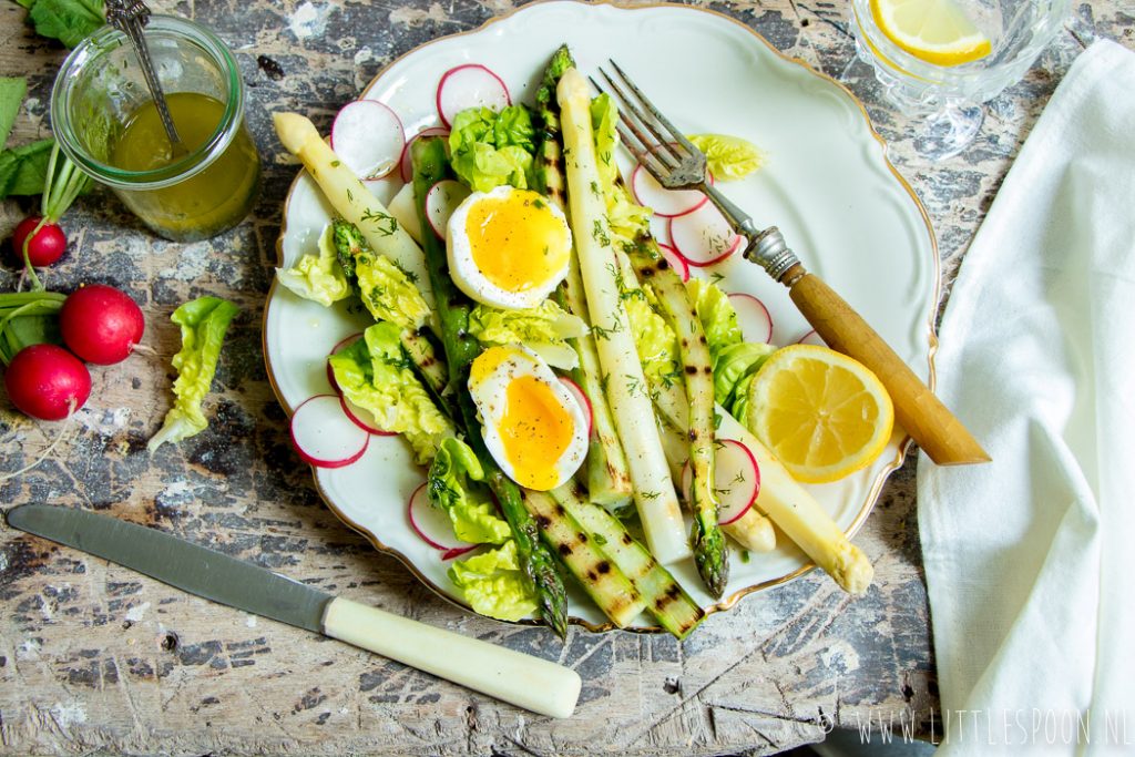 Salade met witte en groene asperges