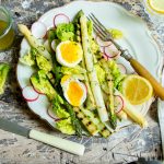 Salade met witte en groene asperges