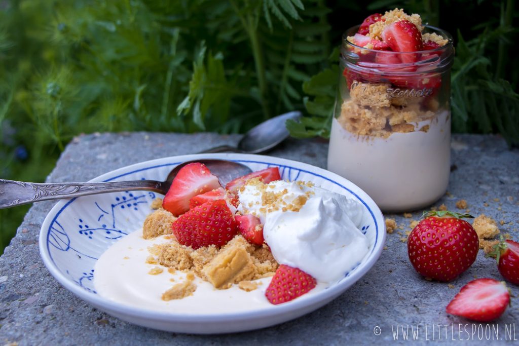 Zomerse Eton Mess met citroen en aardbeien