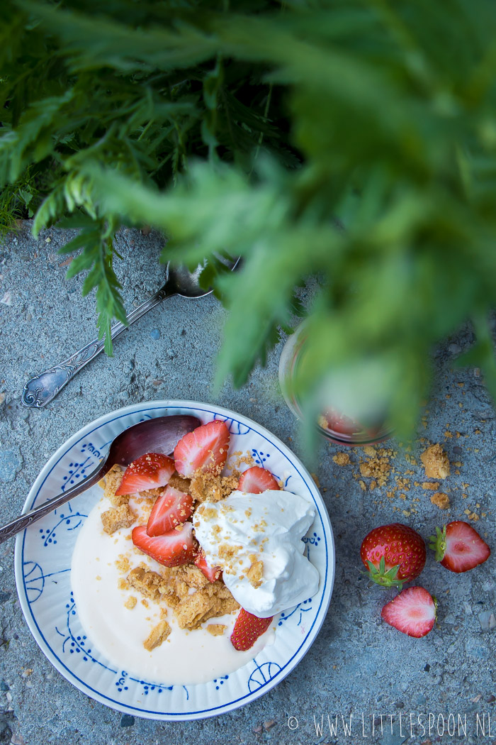 Zomerse Eton Mess met citroen en aardbeien