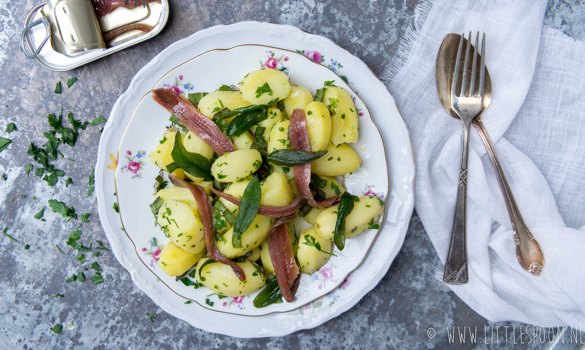 Aardappelsalade met ansjovis en salie