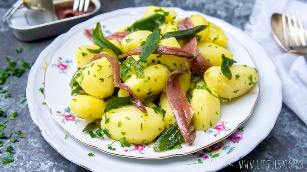 Aardappelsalade met ansjovis en salie