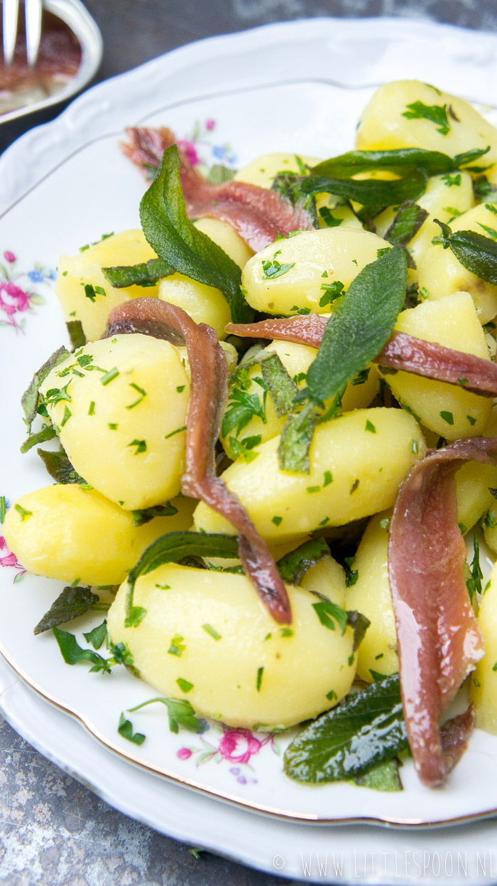 Aardappelsalade met ansjovis en salie