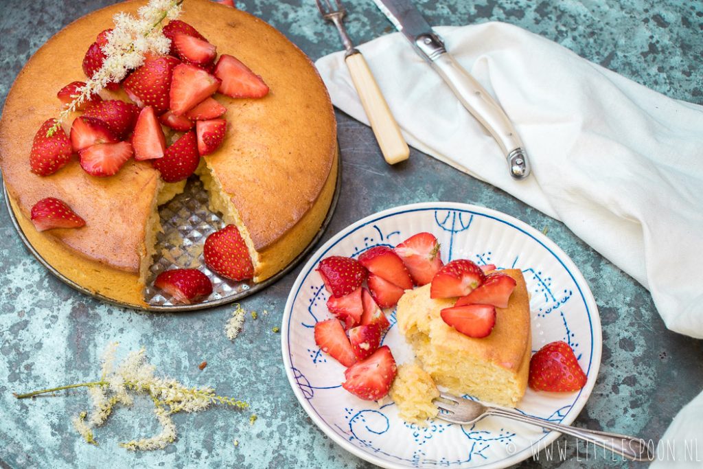 Citroen yoghurtcake met verse aardbeien