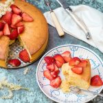 Citroen yoghurtcake met verse aardbeien