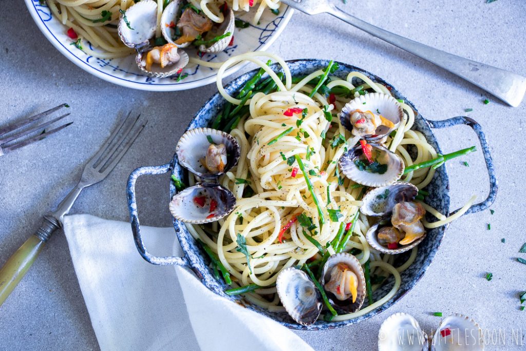 Pasta met een Zeeuws tintje: Spaghetti met gewokte kokkels en zeekraal