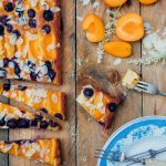 Amandelcake met abrikozen en blauwe bessen