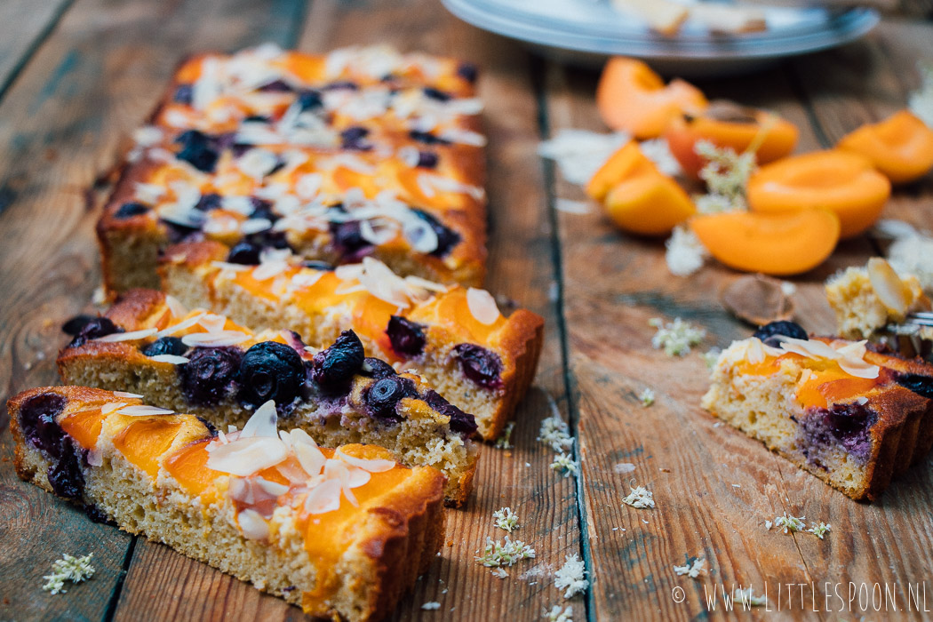 Amandelcake met abrikozen en blauwe bessen