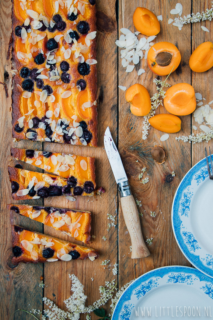 Amandelcake met abrikozen en blauwe bessen