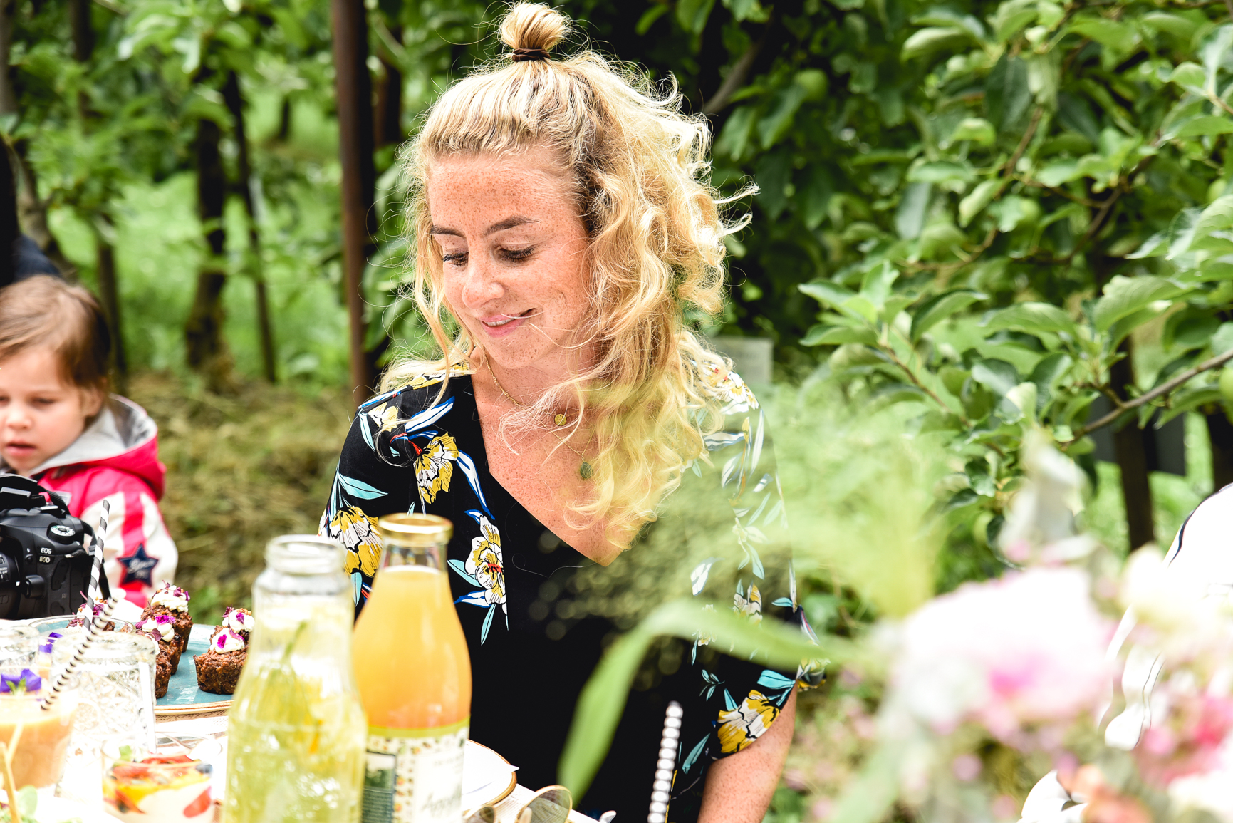 Hello Food Festival // eten aan een lange tafel in de boomgaard