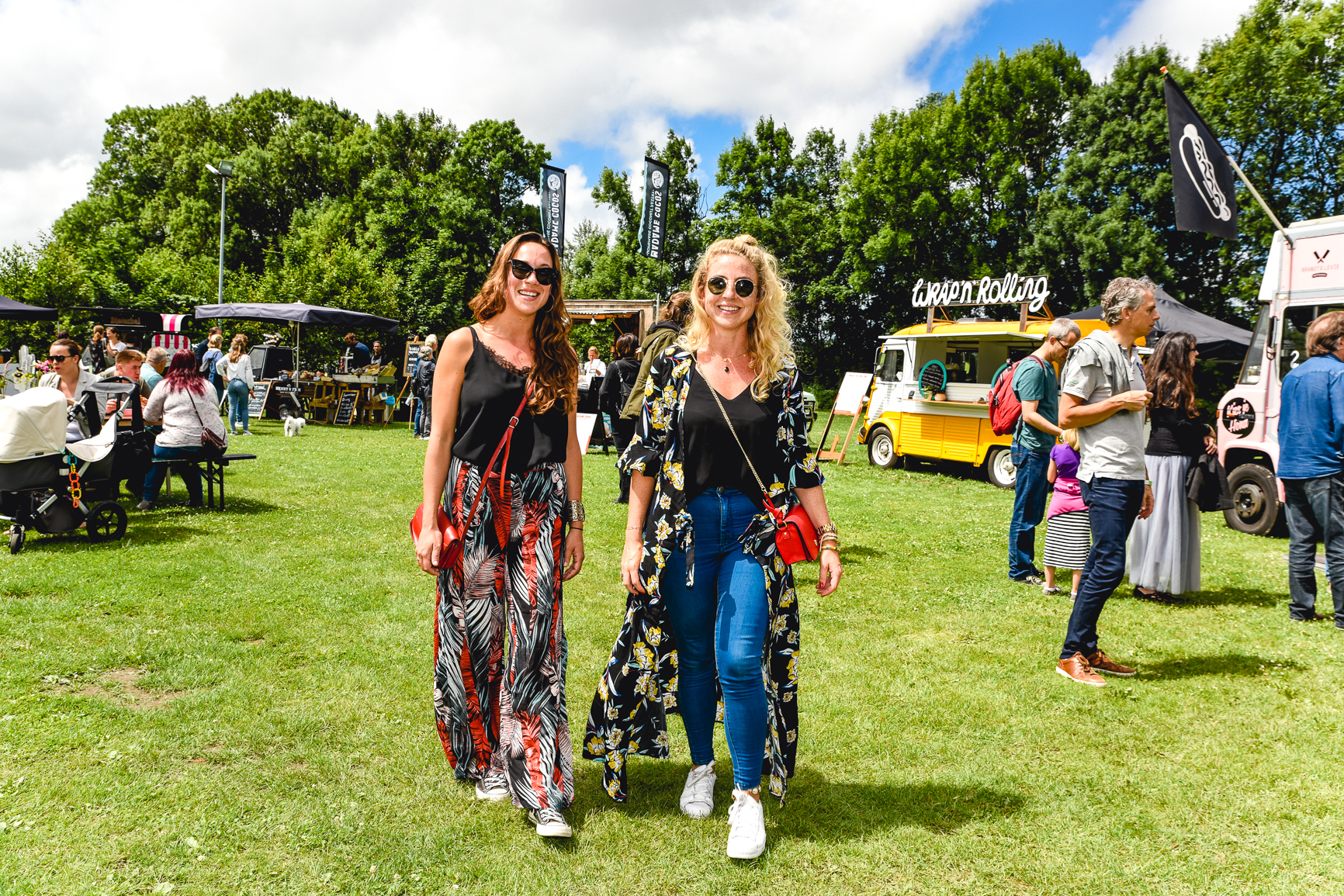 Hello Food Festival // eten aan een lange tafel in de boomgaard