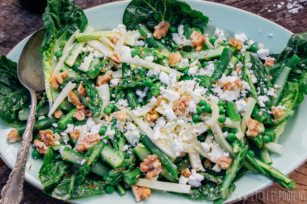 Frisse salade met tuinerwtjes, groene asperges en venkel