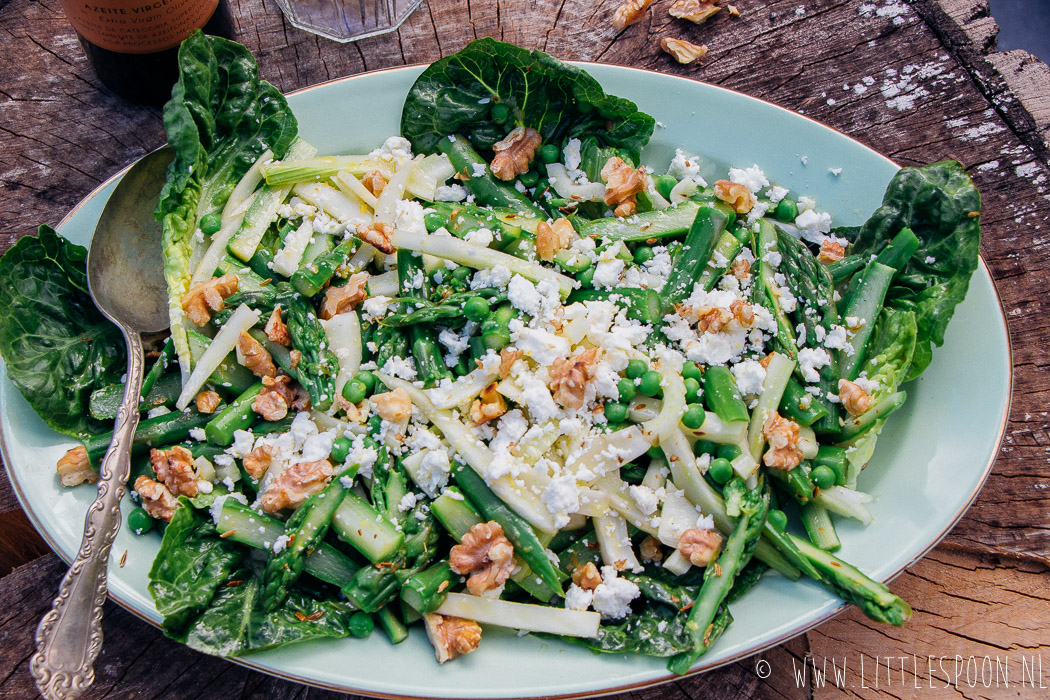 Frisse salade met tuinerwtjes, groene asperges en venkel