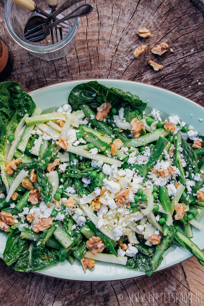 Frisse salade met tuinerwtjes, groene asperges en venkel