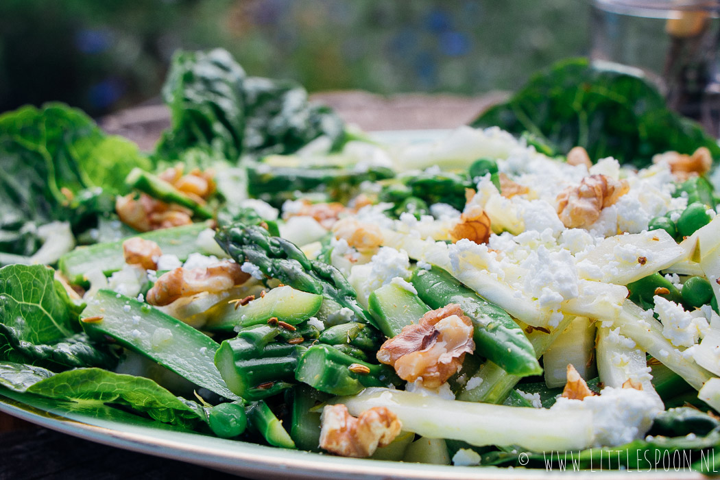 Frisse salade met tuinerwtjes, groene asperges en venkel