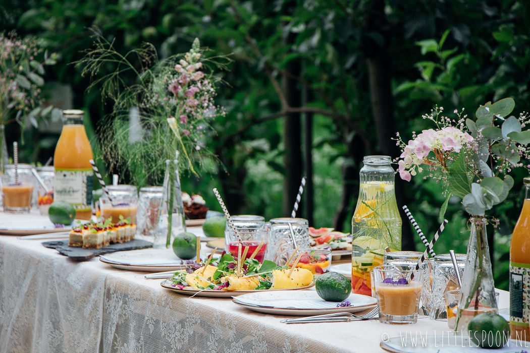 Hello Food Festival // eten aan een lange tafel in de boomgaard