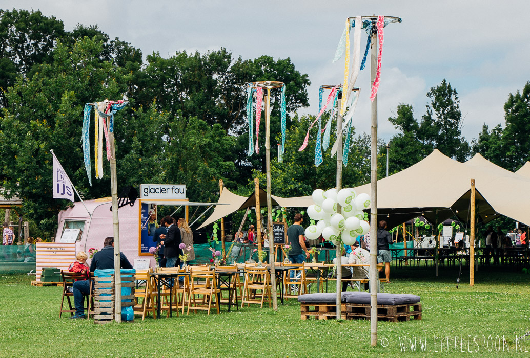 Hello Food Festival // eten aan een lange tafel in de boomgaard