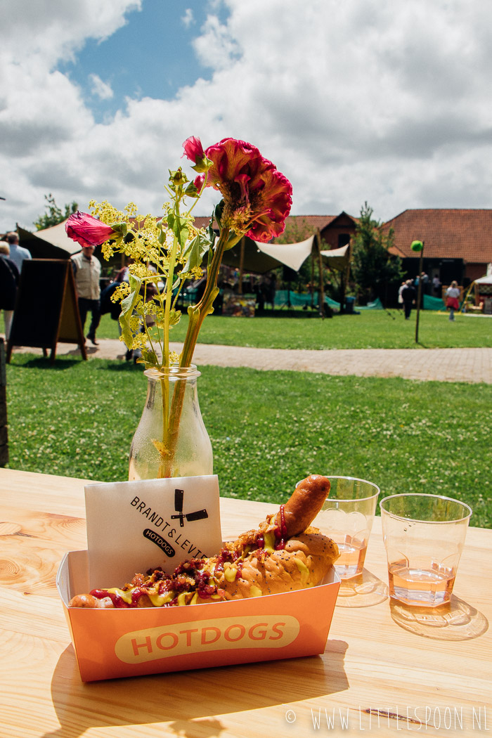 Hello Food Festival // eten aan een lange tafel in de boomgaard