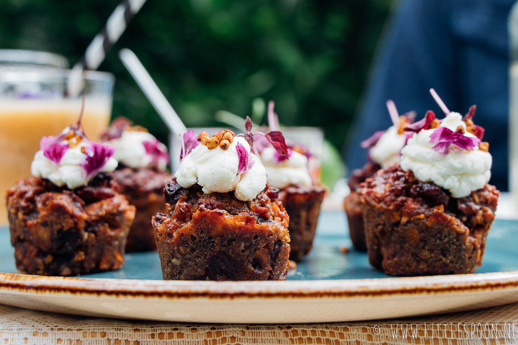 Hello Food Festival // eten aan een lange tafel in de boomgaard