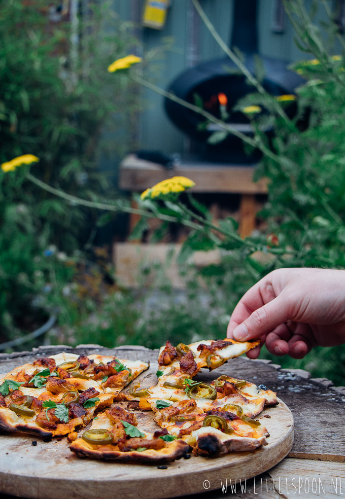 Tex Mex pizza met spicy kip en jalapeño