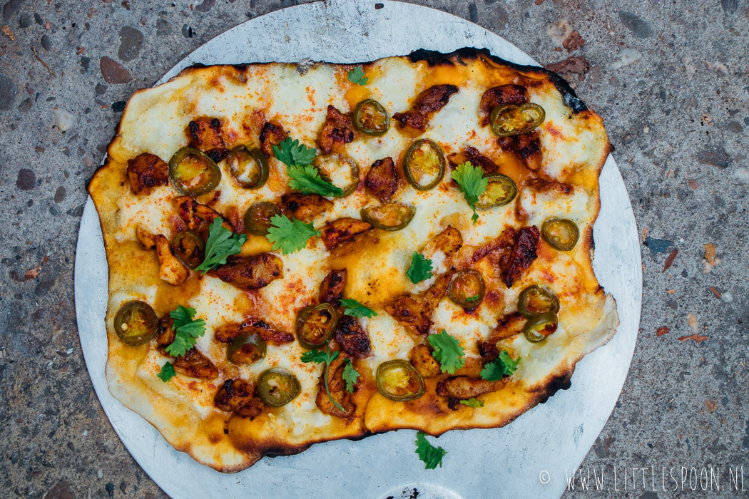 Tex Mex pizza met spicy kip en jalapeño