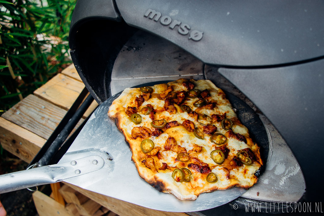 Tex Mex pizza met spicy kip en jalapeño